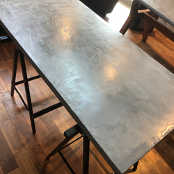 デスク｜ライトグレー｜パソコンデスク｜薄塗りモルタル｜三角脚