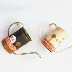 リメイク缶ミニじょうろ　水やりを楽しく「カフェ・ホワイト」真鍮パーツ　レジン装飾 2枚目の画像