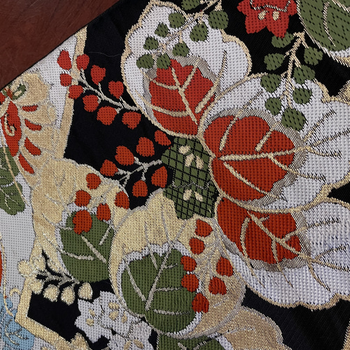 豪華刺繍の袋帯で作った正絹テーブルランナー 帯リメイク