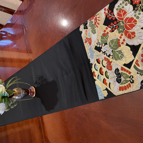 2732豪華刺繍の袋帯リメイク 正絹テーブルランナー 日本のお土産！ 豪華刺繍の袋帯で作った正絹テーブルランナー 帯リメイク
