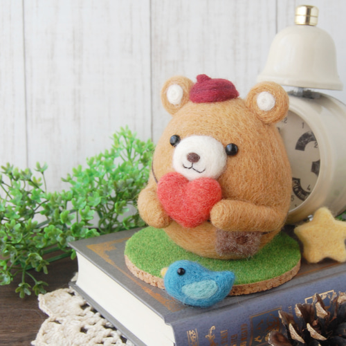 羊毛フェルトのくまちゃん 手に持っているハート・星・青い鳥を  