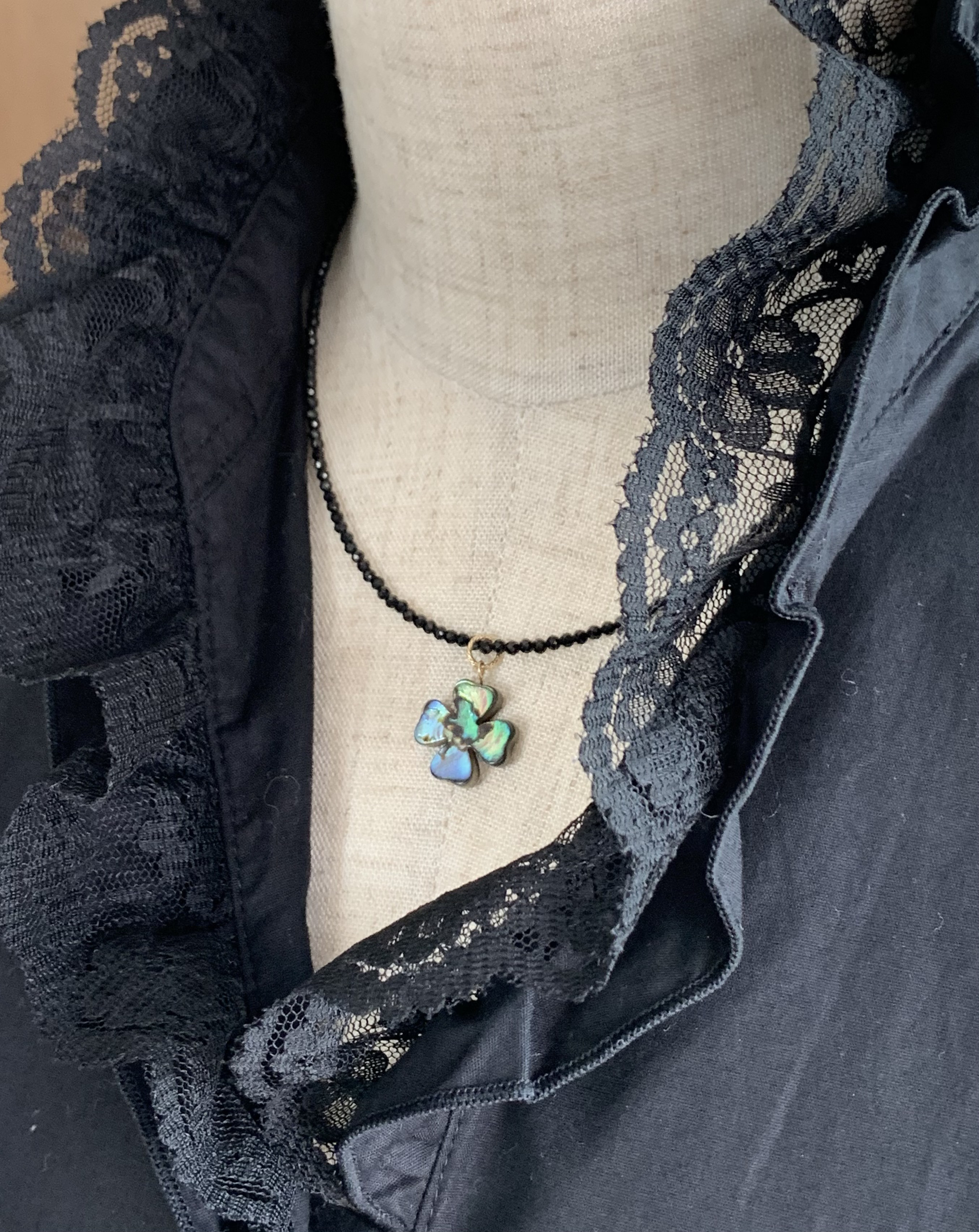 ブラックスピネル＊アバロンシェル　ネックレス　（送料無料）