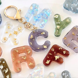 透明感あふれるレジンキーホルダー イニシャル アルファベット 金箔