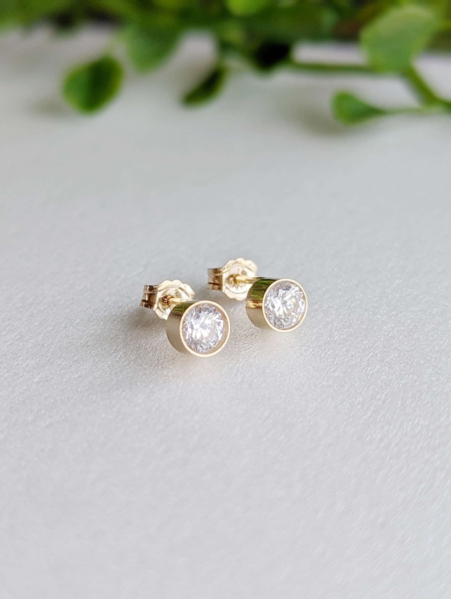 14kgf【引っ掛からない】ベゼル型Czダイヤモンドスタッドピアス