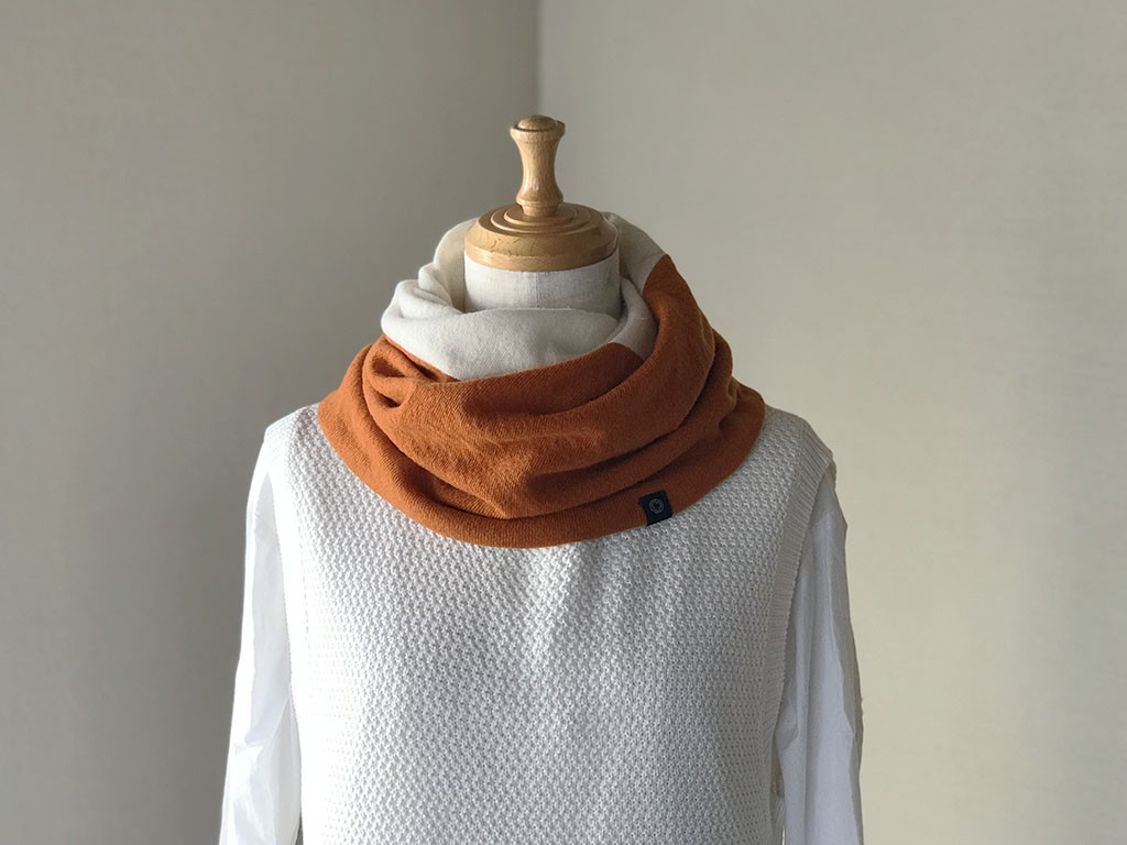 温度を纏う 純カシミヤねじりリバーシブルスヌード トライアド　オレンジ/ホワイト/Lベージュ