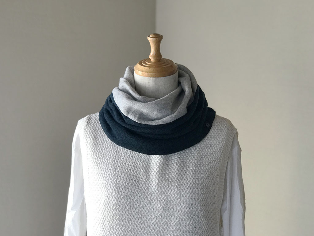 温度を纏う 純カシミヤねじりリバーシブルスヌード トライアド　Dエジプシアン/Lグレー/グレー