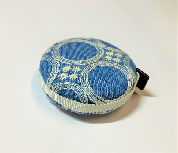 マカロンメジャー 150cm デニム刺繍生地サックスブルー生地使用メジャー 1枚目の画像