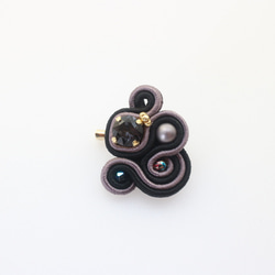 【Emma-エマ-】 soutache（ソウタシエ）ブローチ ［ブラック×グレー系］　プチギフトに☆.:* 1枚目の画像