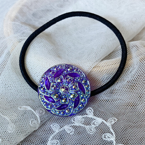 再販》オーロラ色パープル・フラワーのヘアゴム【チェコガラスボタン