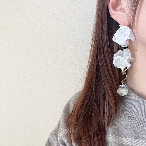 ウエディングにも♡白のシフォンフラワーと花鉱石が揺れる ピアス 