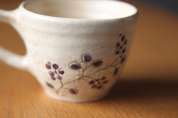 小さなコーヒーカップ　冬の紫の実 3枚目の画像