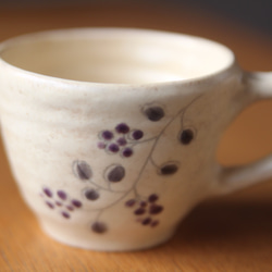 小さなコーヒーカップ　冬の紫の実 2枚目の画像