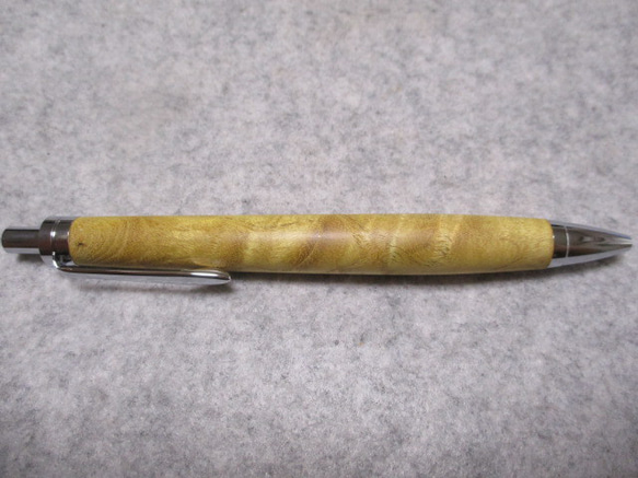 御蔵島桑　金桑　縮み杢　椿油仕上げ　ワンピースタイプの木軸ボールペン　　 2枚目の画像