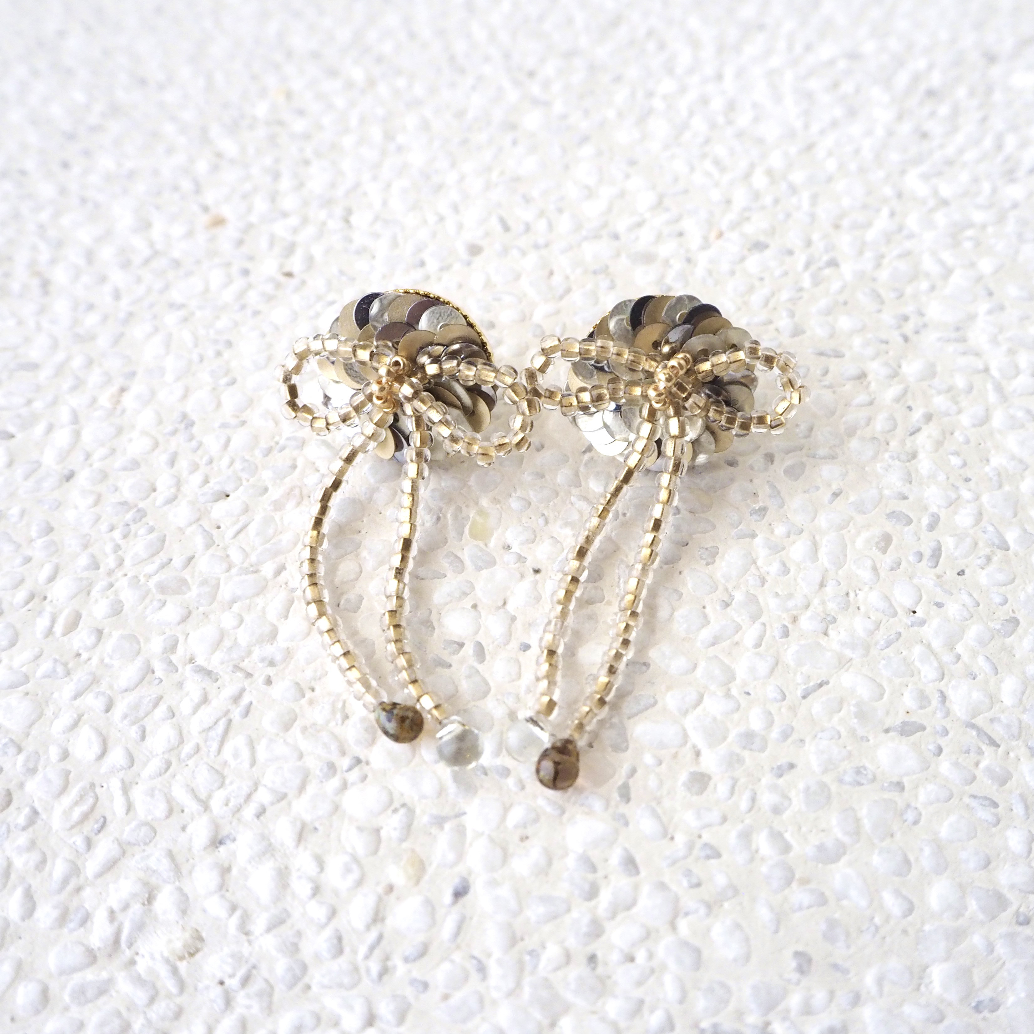 Ribbon ピアス◽️シャンパンゴールド系・手刺繍ピアス 刺繍アクセサリー