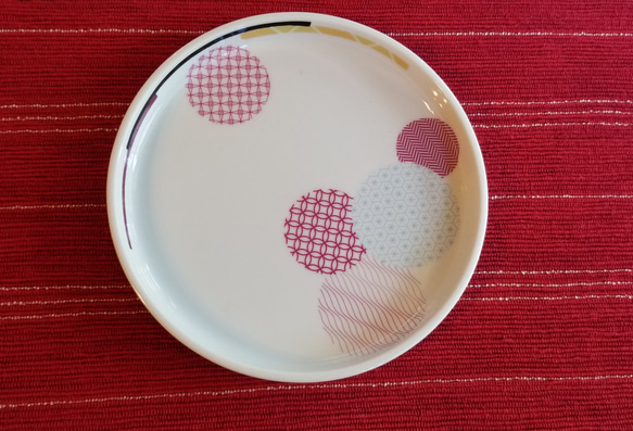 縁起良い丸紋様の丸皿 （ピンクブルー・グリーンブルー） 1枚目の画像