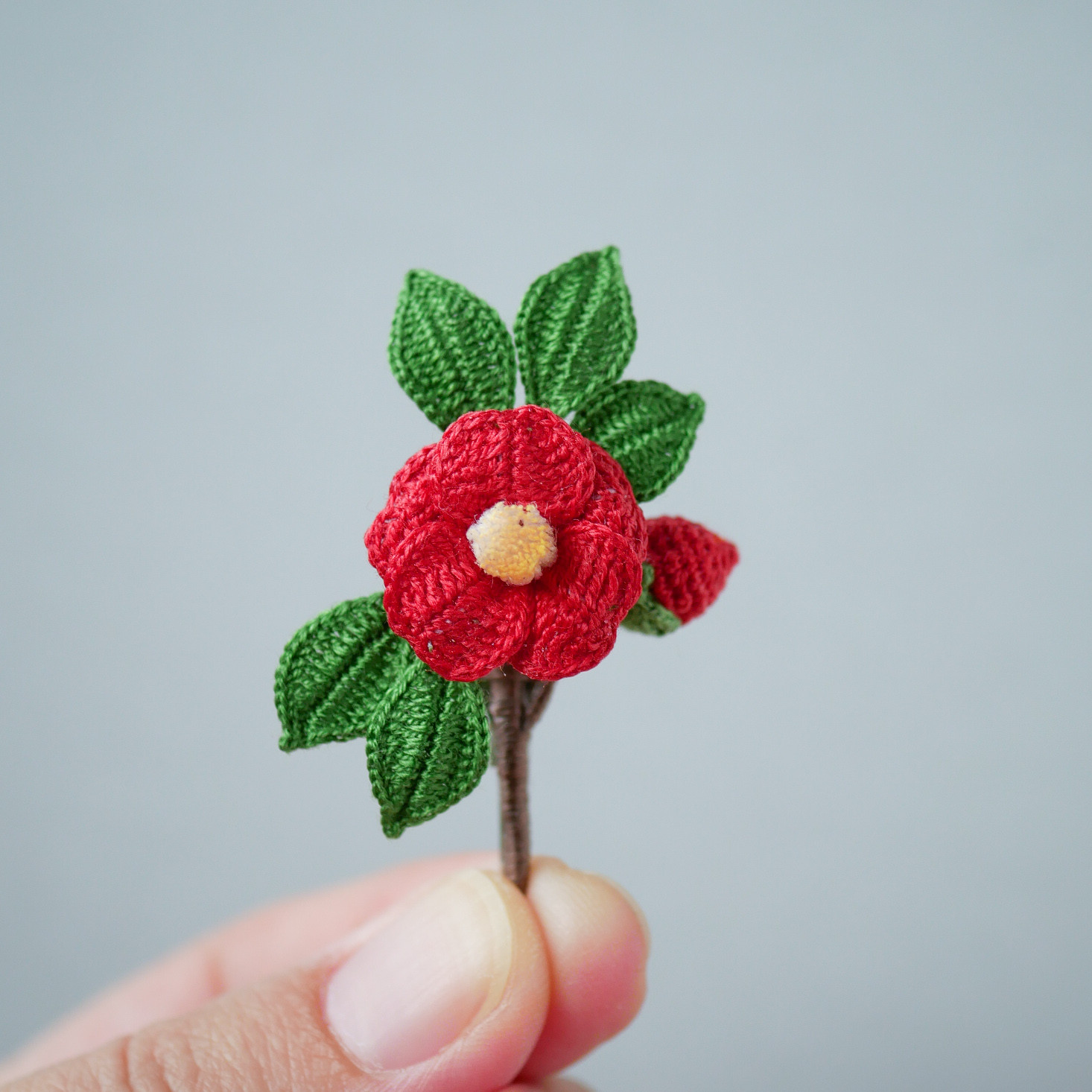 ハンドメイド 手刺繍 ブラウン 椿 花柄 4つ割れ 手編みレース縁取り のれん CSK542404 刺繍キット yulaのこころ躍る草花刺繍 巾着「可憐な