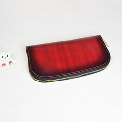 赤と黒の染料で染色したヌメ革のラウンドファスナーロングウォレット