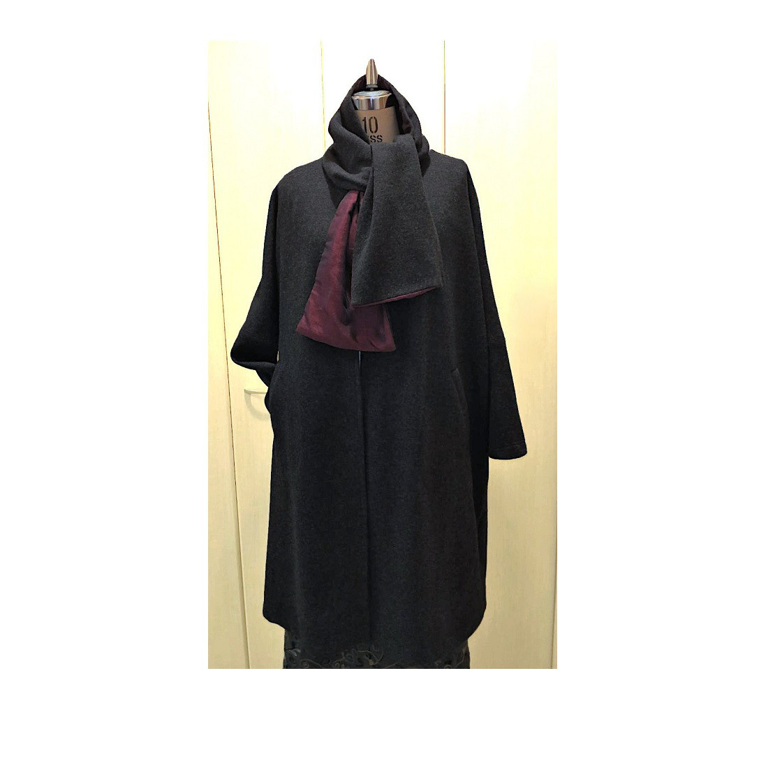 マフラー付き☆圧縮ウール カットソー生地★一枚仕立てデザインコート☆チャコールグレー