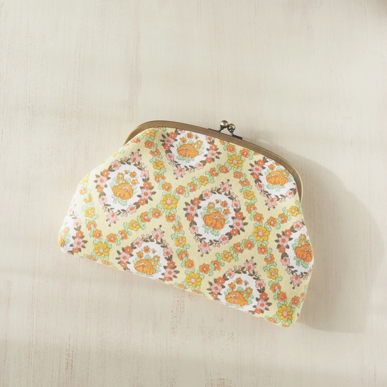 ■東欧ヴィンテージファブリックのB6サイズがま口ポーチ / イエロー■ berceau (vf-dy)