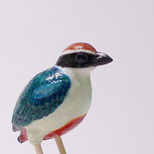 ヤイロチョウ」色彩豊かな野鳥のフィギュア、木製台座付き（漆塗り