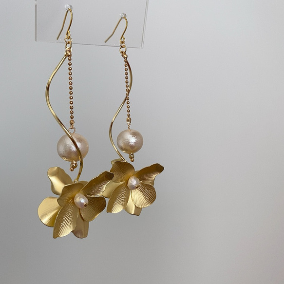 bridal pierce《k16gp   ウェデング　ブライダル　前撮り　フラワー　淡水パール　コットンパール》 2枚目の画像