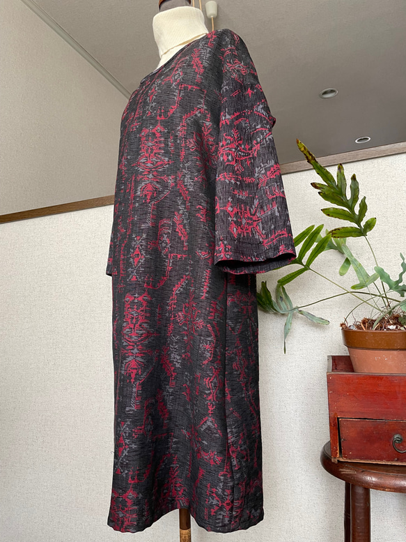 冬〜春　着物リメイク　ゆったり体型カバー　着物ワンピース　黒赤 2枚目の画像