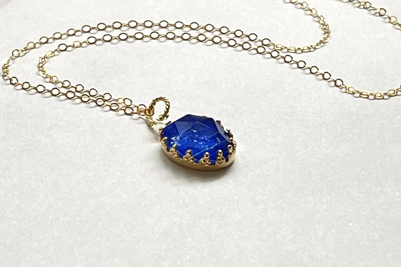 煌めくラピスラズリとクリスタルのクラウンネックレス