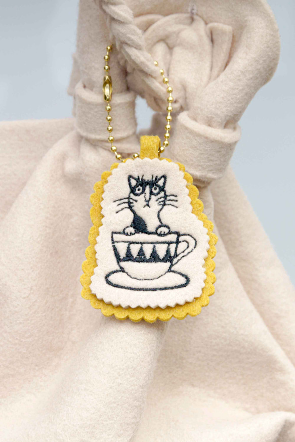 刺繍チャーム　CAT COFFEE　ハチワレ　バッグチャーム　グリーティングチャーム 2枚目の画像