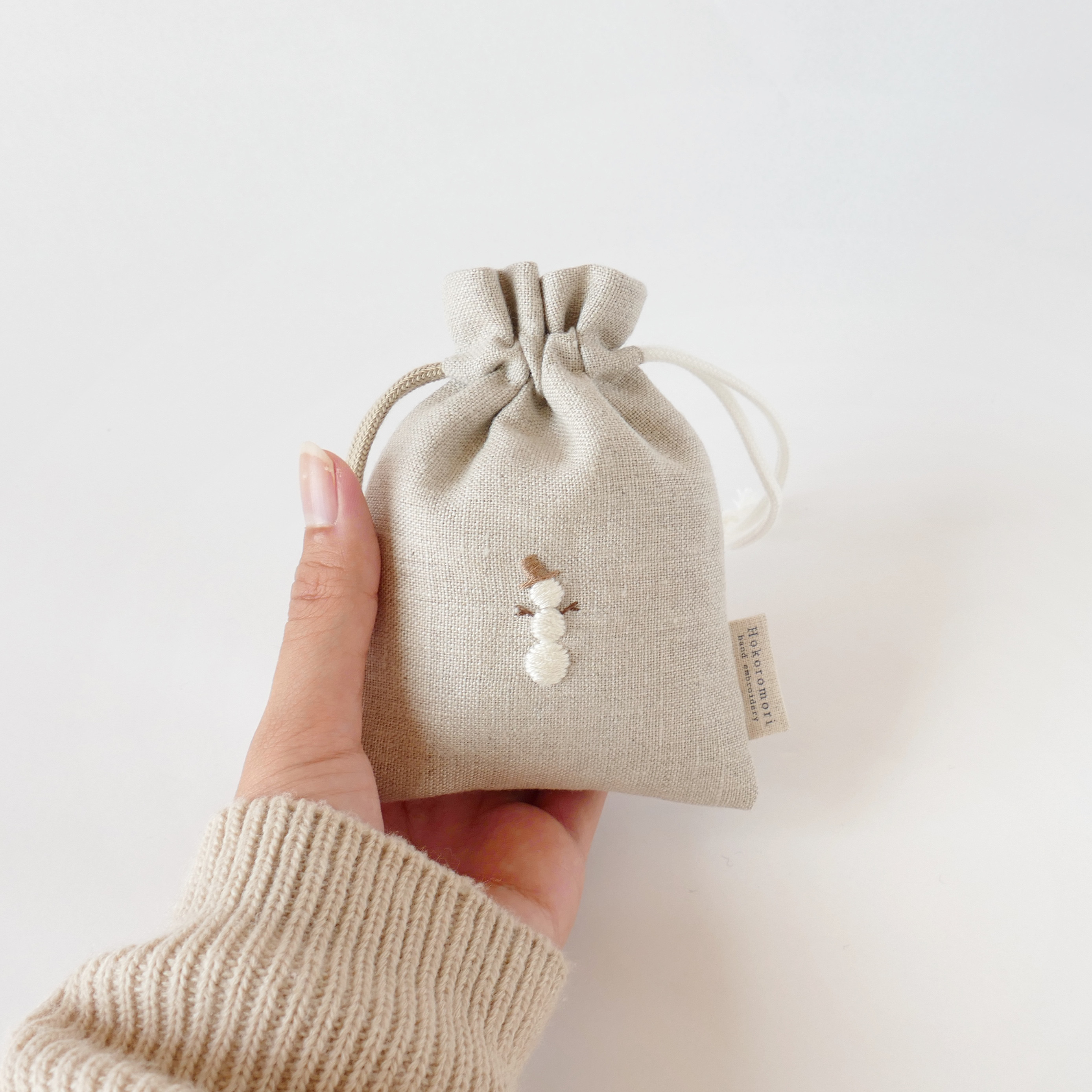 名入れ》ゆきだるま(ベージュ)＊リネンの手刺繍巾着ポーチ 巾着袋