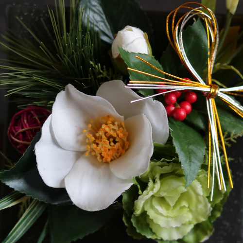 お正月☆水仙・椿・葉牡丹の迎春アレンジメント～黒花器 アート