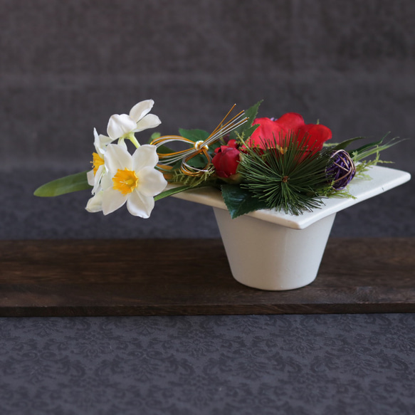 お正月★水仙・椿・葉牡丹の迎春アレンジメント～白花器【再販】 9枚目の画像