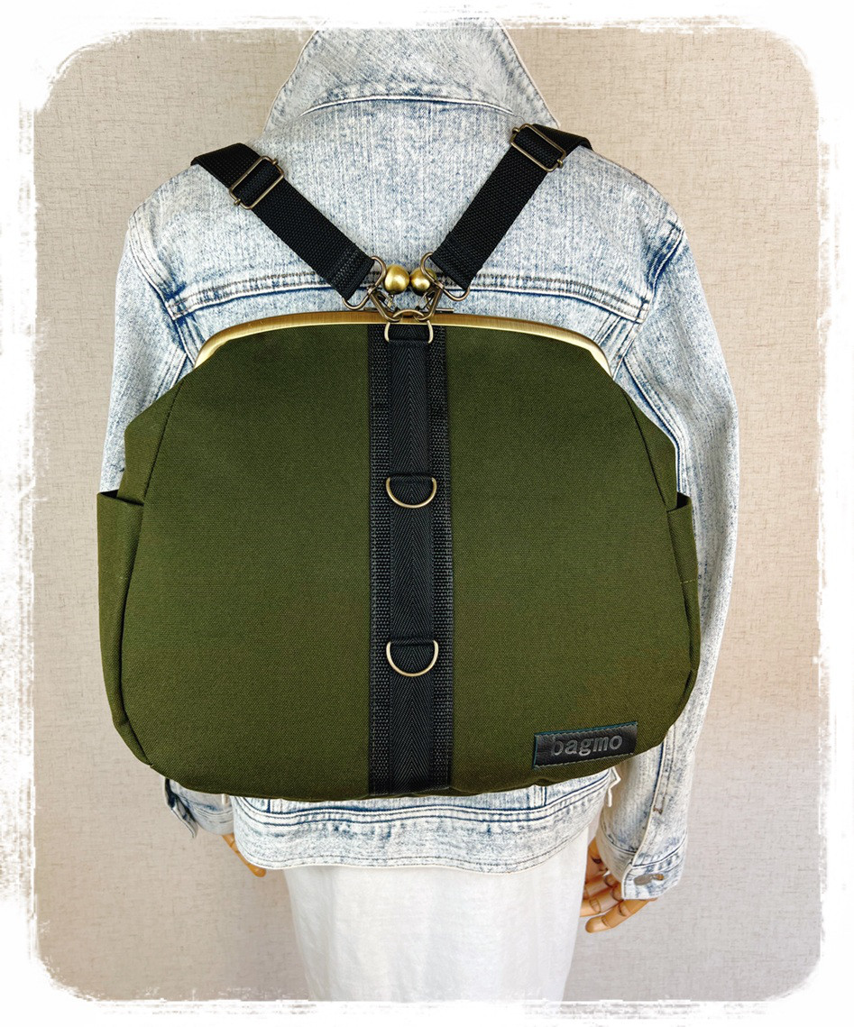 55.受注制作.帆布がま口リュックバッグ .中央アクセントベルトがおしゃれ.背中で口が開き放しになりづらい！