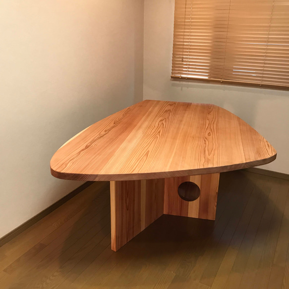 八溝杉175x135cm 厚材変形型テーブル(M21type) 2枚目の画像