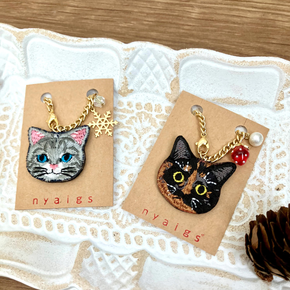 猫さん刺繍と大きめ雪の結晶といちごのバッグチャーム✩.*˚ 2枚目の画像