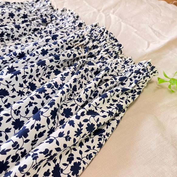 親子コーデ　ママ用コットンギャザースカート（ネイビー花柄/ホワイト）＋子供スカート（サイズ90/100） 4枚目の画像