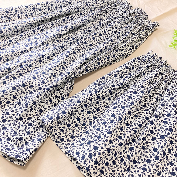 親子コーデ　ママ用コットンギャザースカート（ネイビー花柄/ホワイト）＋子供スカート（サイズ90/100） 2枚目の画像