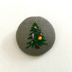 【限定1点】クリスマスツリー_刺繍ブローチ_麻 2枚目の画像