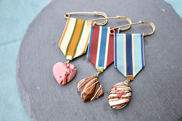 バラ売り】チョコレート勲章ブローチ ブローチ ピヨノメ造形舎 通販