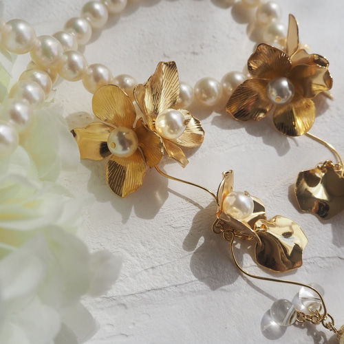 ブライダルアクセサリー フラワーロングピアス curve -gold