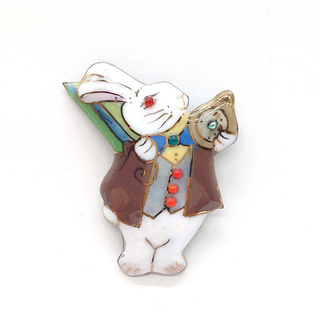 「不思議の国のアリス」うさぎ（2022-A）の七宝焼ブローチ【受注制作】