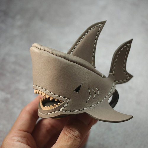 ヌメ革 手縫い サメ キーケース キーバッグ 灰色 キーケース ONE+ 通販