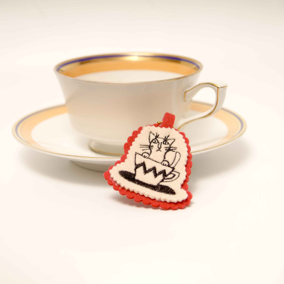 刺繍チャーム　CAT COFFEE　シロネコ　バッグチャーム　グリーティングチャーム 1枚目の画像