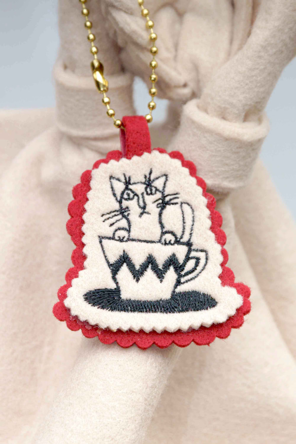 刺繍チャーム　CAT COFFEE　シロネコ　バッグチャーム　グリーティングチャーム 2枚目の画像