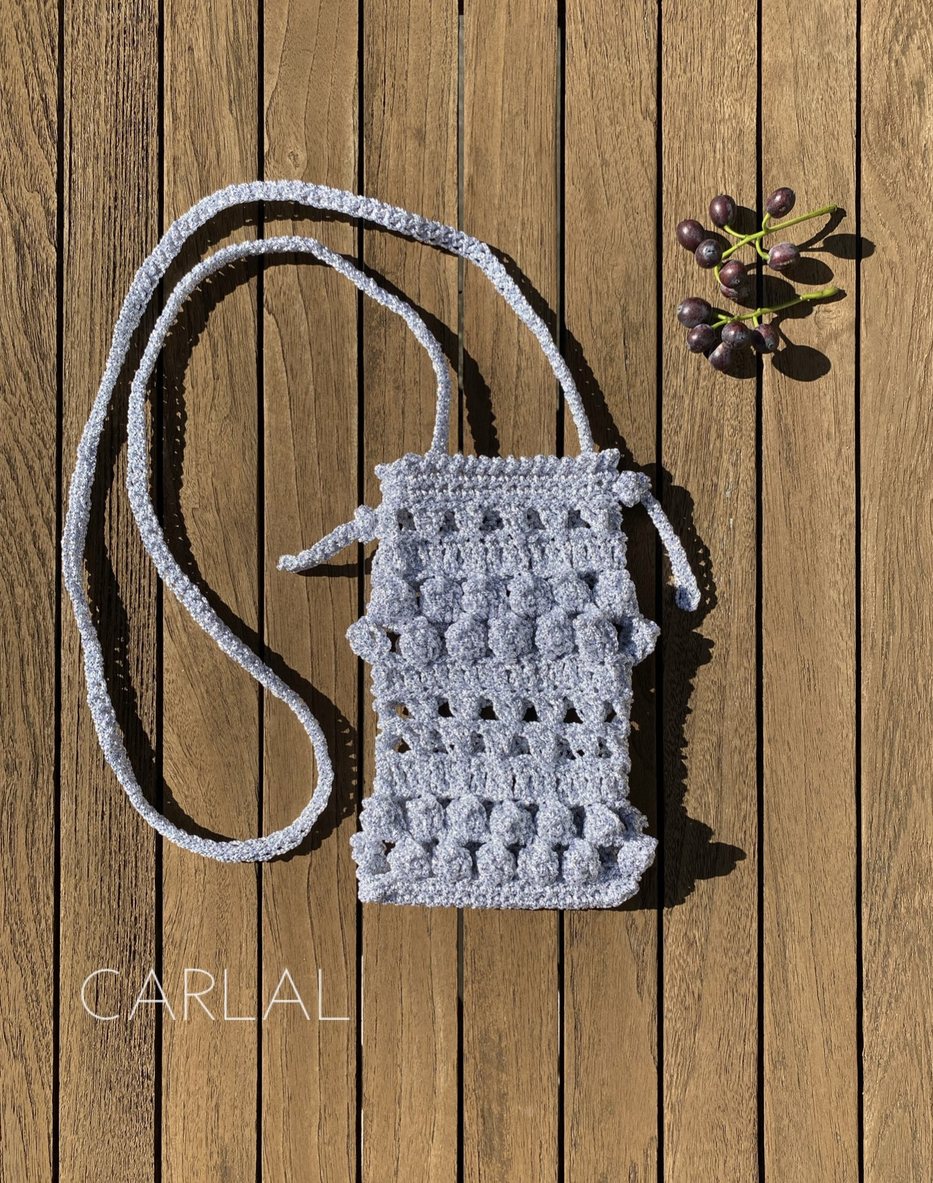 【Mサイズ / iPhone14/14Pro/13対応】キラキラクロッシェスマホポシェット ショルダー　ホワイトシルバー