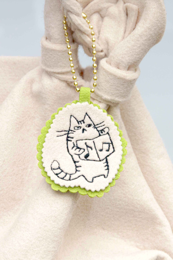 刺繍チャーム　ウタねこ　バッグチャーム　グリーティングチャーム 2枚目の画像