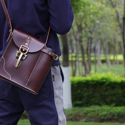 水筒の落ち着き先 】男女ともに使える 本革ショルダーバッグ 手染め