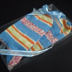 ＊半額セール＊    手編みの靴下　スカイブルーを基調に、色使いの楽しいシルク入り糸の靴下（女性用） 6枚目の画像