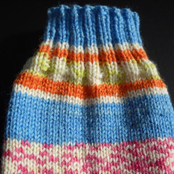 ＊半額セール＊    手編みの靴下　スカイブルーを基調に、色使いの楽しいシルク入り糸の靴下（女性用） 4枚目の画像