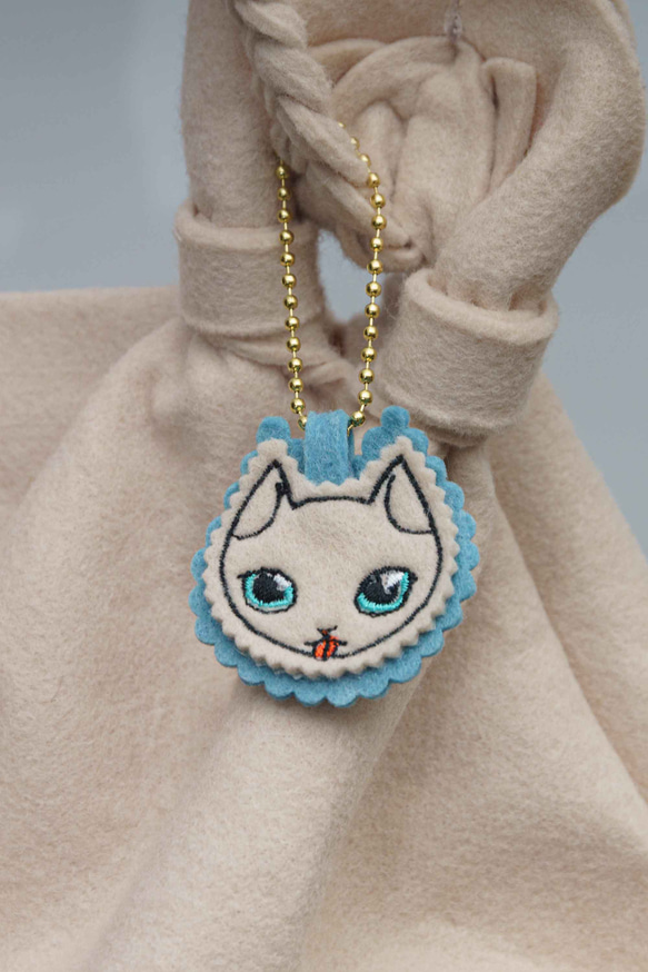 刺繍チャーム　てへぺろねこ　バッグチャーム　グリーティングチャーム 2枚目の画像