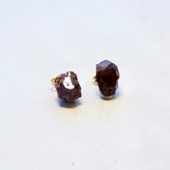 【一点物】 レインボーガーネット 14kgfピアス 原石 鉱物 天然石  (No.2260) 1枚目の画像